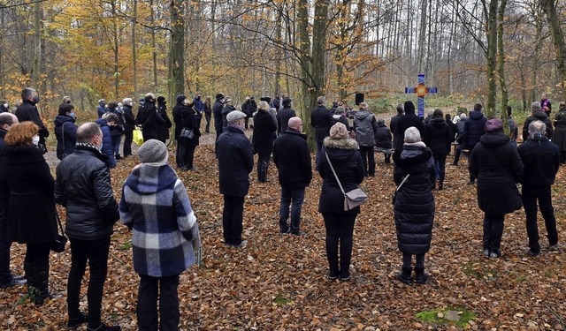 Zahlreiche Menschen aus Neuried nahmen... Wunsch unter einer Eiche beigesetzt.   | Foto: Wolfgang Knstle