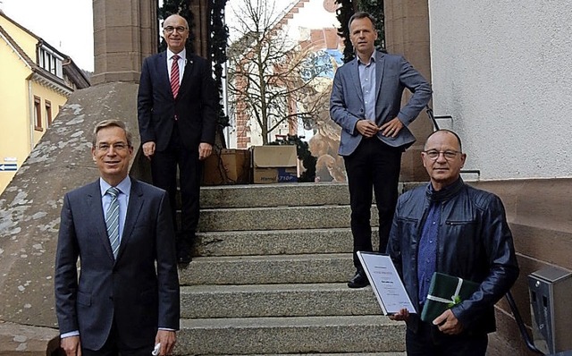 Lothar Lang (vorne rechts) wurde von L...r Roland Tibi (hinten links)  geehrt.   | Foto: Kurt Meier