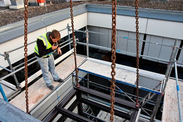 Das Versenken im Schacht war Millimeterarbeit.  | Foto: Heinz und Monika Vollmar