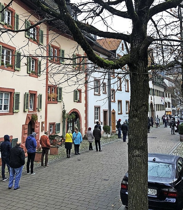 Die lange Warteschlage am Samstag.   | Foto: Hans Peter Selz