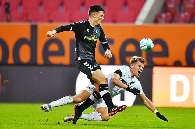 Keven Schlotterbeck (vorn, hier gegen ...er) lie in Augsburg nichts anbrennen.  | Foto: SC Freiburg/Achim Keller