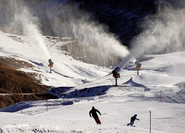 In der Schweiz sind die ersten Skigebi... Unser Bild zeigt eine Piste in Arosa.  | Foto: Gian Ehrenzeller (dpa)