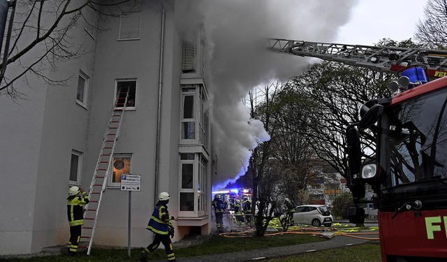Groalarm fr die Mllheimer Feuerwehr...eines vierstckigen Hauses ausbrannte.  | Foto: Volker Mnch