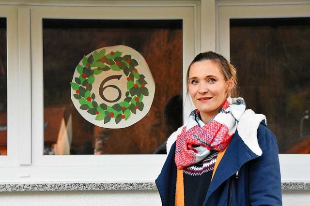 Kristina Schuble vor ihrem Adventsfenster  | Foto: Horatio Gollin