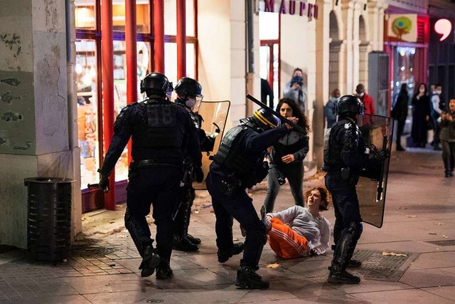 Ein Polizist schlgt in Marseille whr...t und Polizeigewalt ungestraft bleibe.  | Foto: Daniel Cole (dpa)