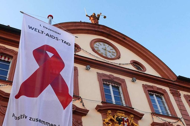 Flagge zeigen vor dem Offenburger Rathaus zum Welt-Aids-Tag am 1. Dezember  | Foto: Valentin Heneka