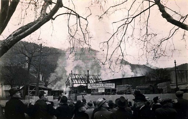 Viele Schaulustige verfolgten die Lsc...keller (vormals Fischer &amp; Brauch).  | Foto: Archiv Manfred Gallo