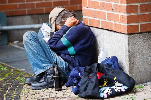 In vielen Stdten, wie zum Beispiel hi... Mnchen, gibt es obdachlose Menschen.  | Foto: Peter Kneffel (dpa)