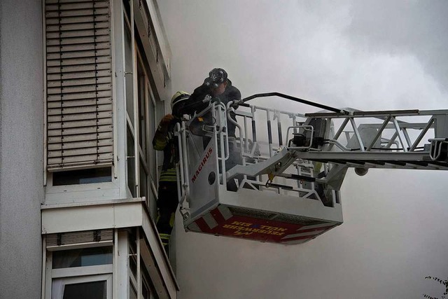 Die Feuerwehr musste mehrere Bewohner mit der Drehleiter retten.  | Foto: Volker Mnch