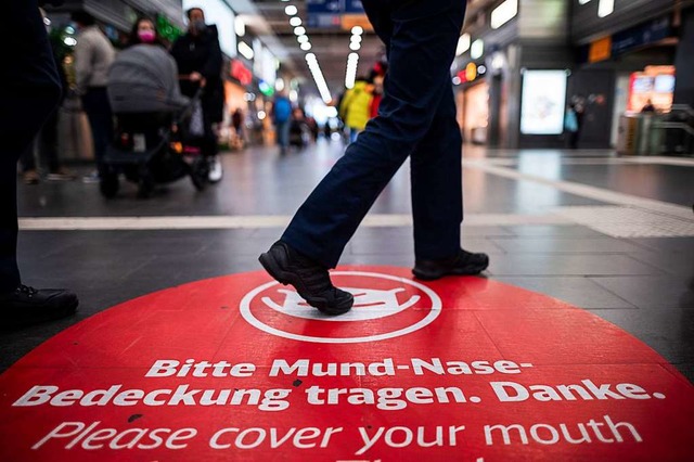 Appell zu Mund-Nasen-Schutz in den Bah...r wieder Kritik von Bahnkunden hervor.  | Foto: Fabian Strauch (dpa)