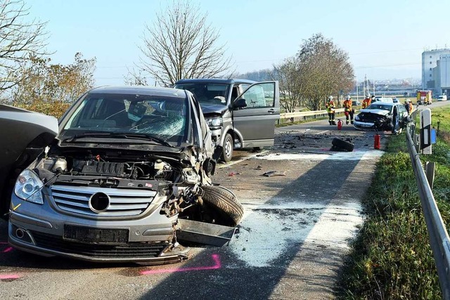 Mehrere Personen wurden bei diesem Unf...n den drei Fahrzeuge verwickelt waren.  | Foto: Wolfgang Knstle