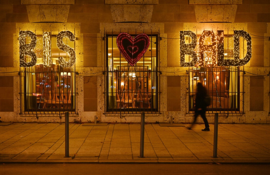 Die Worte Bis bald sind an den Fenst...Betriebs in der Innenstadt angebracht.  | Foto: Marijan Murat (dpa)