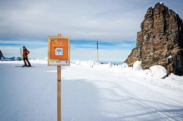 Ein Schild mit der Aufschrift &#8222;H...er&#8220; auf dem Titlis in Engelberg.  | Foto: Alexandra Wey (dpa)