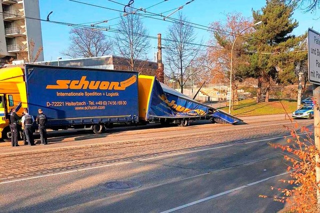 Der Lkw-Anhnger klappte nach der Unterfhrung komplett zusammen.  | Foto: Titus Arnitz