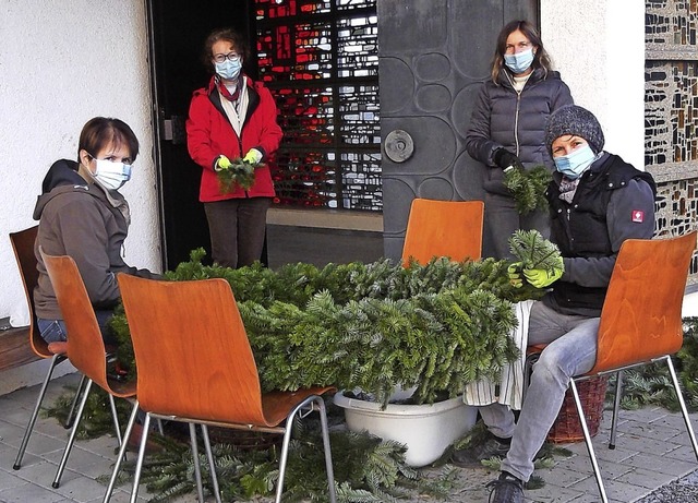 Helga Meister, Thea Grieshaber, Michae...n groen Adventskranz fr die Kirche.   | Foto: Gertrud Rittner