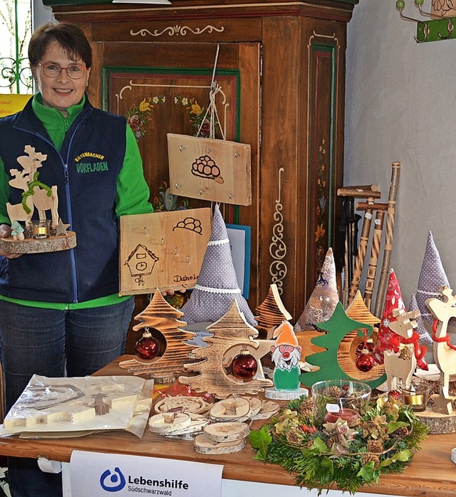 Marktleiterin Barbara Knrzer freut si...atzangebot im Dorfladen in Rtenbach.   | Foto: Liane Schilling