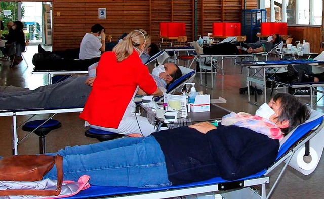 ber viele Spendenwillige freuten sich...en der Blutspendeaktion in Oberbergen.  | Foto: Herbert Trogus