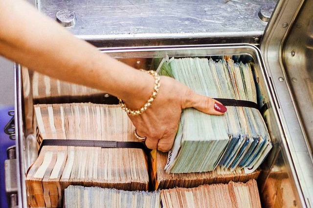 Bargeld ist in Deutschland noch immer ein beliebtes Zahlungsmittel.  | Foto: Sabine Steffens