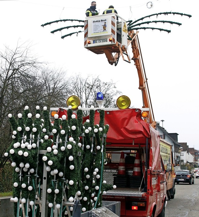 Alle Jahre wieder bringen Wehrleute f...ne in der Marktstrae in Seelbach an.   | Foto: Heidi Fel