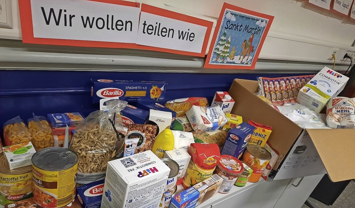 Ein Teil der Spenden fr den Tafelladen   | Foto: Schule