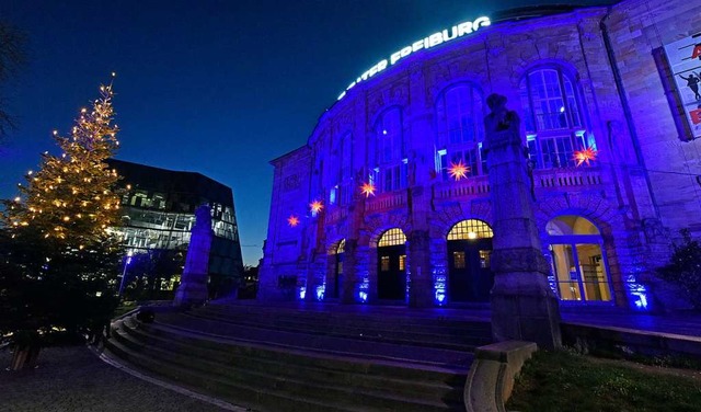 Das Freiburger Stadttheater strahlt in Blau.  | Foto: Michael Bamberger