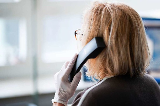 Mit einer Reihe von Manahmen soll das... Telefonseelsorgerin) gestrkt werden.  | Foto: Daniel Reinhardt (dpa)