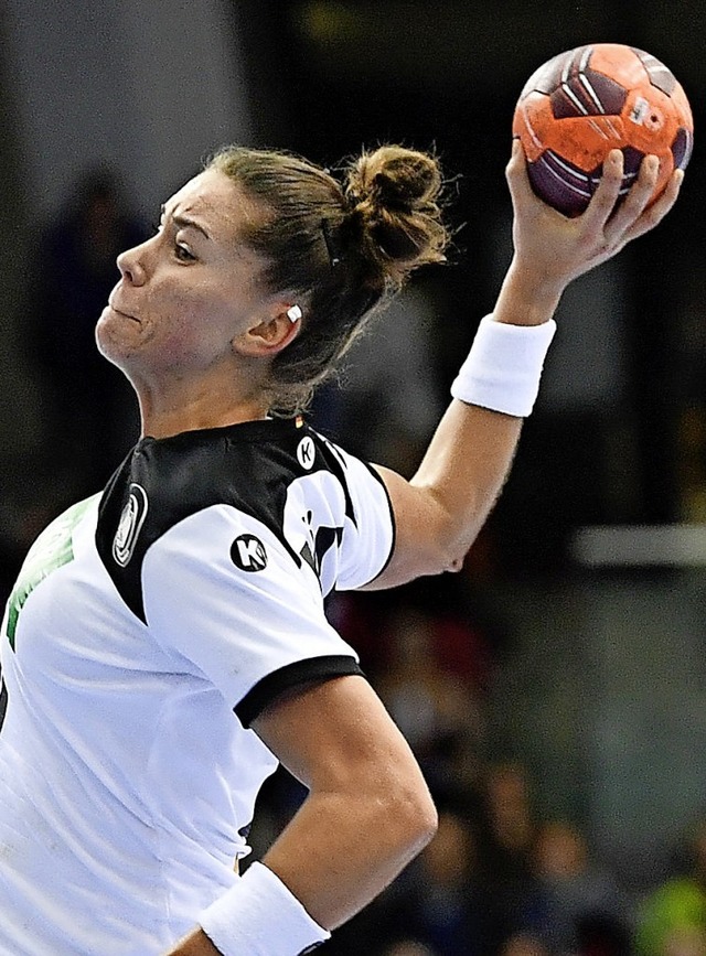 Fnf von 18 Handballerinnen im deutsch...r Emily Blk bei Ferencvaros Budapest.  | Foto: Thomas Kienzle (dpa)