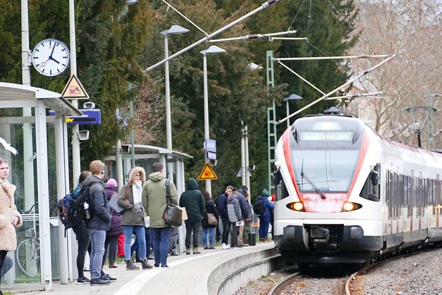 Am Haltepunkt &#8222;Museum/Burghof&#8...19 mehr als 3400 Reisende ein und aus.  | Foto: Peter Gerigk