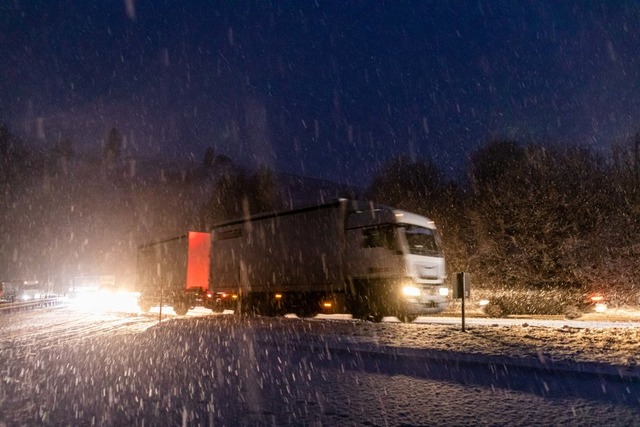 Winterliche Straenverhltnisse auf de...en, die Rumfahrzeuge sind im Einsatz.  | Foto: Philipp von Ditfurth (dpa)