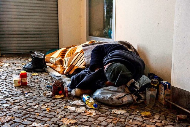 Ein Obdachloser liegt   in einem Hauseingang.  | Foto: Paul Zinken