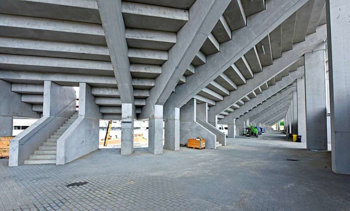Blick unter die Tribne  | Foto: Michael Bamberger