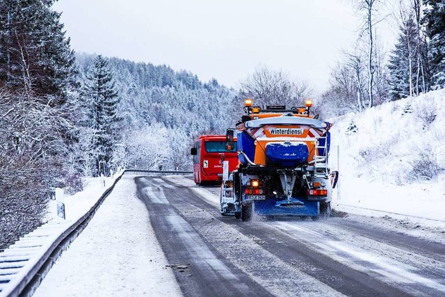 Der erste Schnee zeigte sich am Dienst...rch. Der Winterdienst war vorbereitet.  | Foto: Philipp von Ditfurth (dpa)