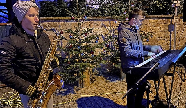 Andreas Vetter (l.) und Melvin Busch i... Weihnachtsmusik &#8222;to go&#8220;.   | Foto: Stadt Herbolzheim