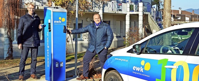 EWK-Vertriebsmitarbeiter Ingo Whrle (...ef Walter Arndt an der neuen Ladesule  | Foto: Gerhard Lck