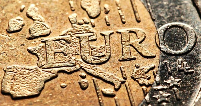 Der Euro soll mit der Reform ein Stck stabiler werden.   | Foto: Julian Stratenschulte (dpa)