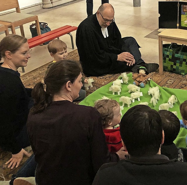 Thomas Jammerthal (Mitte, hinten) bei einem Kindergottesdienst.  | Foto: Susanne Bohe