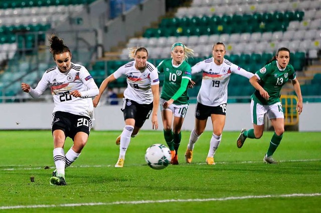 Die ehemalige Freiburgerin Lina Magull...treffer des deutschen Teams in Irland.  | Foto: Niall Carson (dpa)