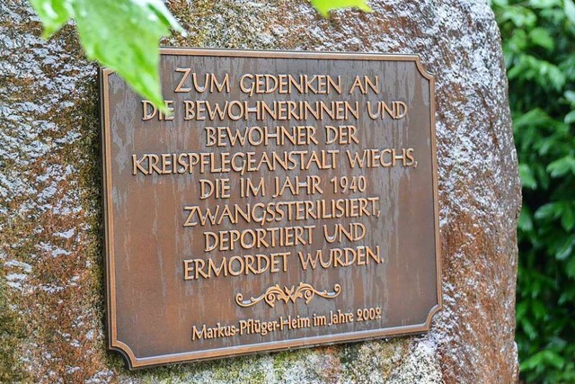 Bleibende Erinnerung und Mahnung zugle...denkstein vor dem Markus-Pflger-Heim.  | Foto: Andr Hnig