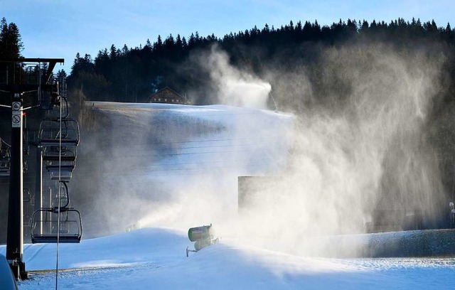 Am Arlberg werden die Skiabfahrten mit Kunstschnee prpariert.  | Foto: Barbara Gindl (dpa)