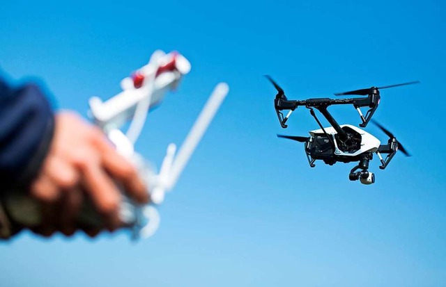 Welche Pflichten gelten beim Betrieb der Drohne?  | Foto: Florian Schuh (dpa)