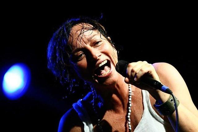 Gesten der Rockmusik – mit einem Lcheln : Gianna Nannini im November 2002