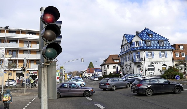 Noch Regeln Ampeln den Verkehr an der ... Hier soll ein Kreisverkehr entstehen.  | Foto: Frank Schoch