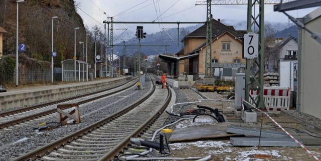 Am Waldkircher Bahnhof ist der Bahnste...rleitungen werden gerade installiert.   | Foto: Nikolaus Bayer