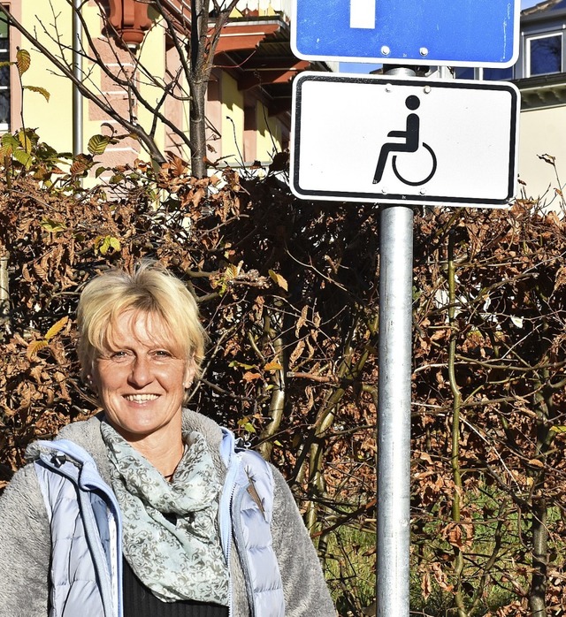 Sabine Mark vor dem Behindertenparkplatz am Rathaus.  | Foto: Thomas Biniossek