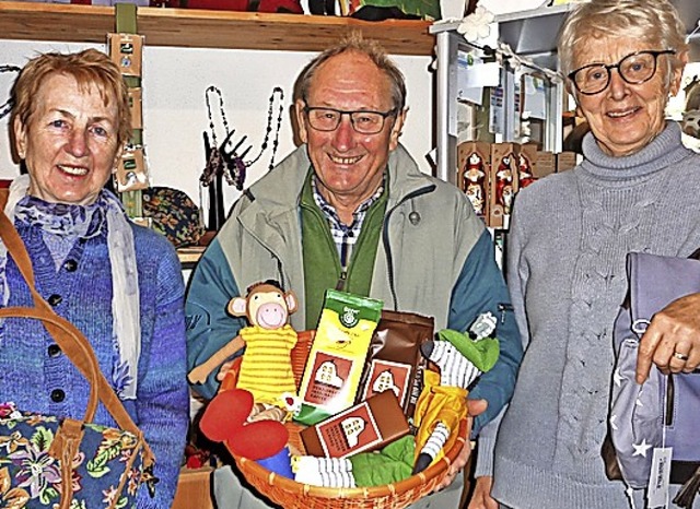 Helma Schrer, Willi Kieniger und Sieg...n links) im Denzlinger Eine-Weltladen.  | Foto: Katja Ruhardt