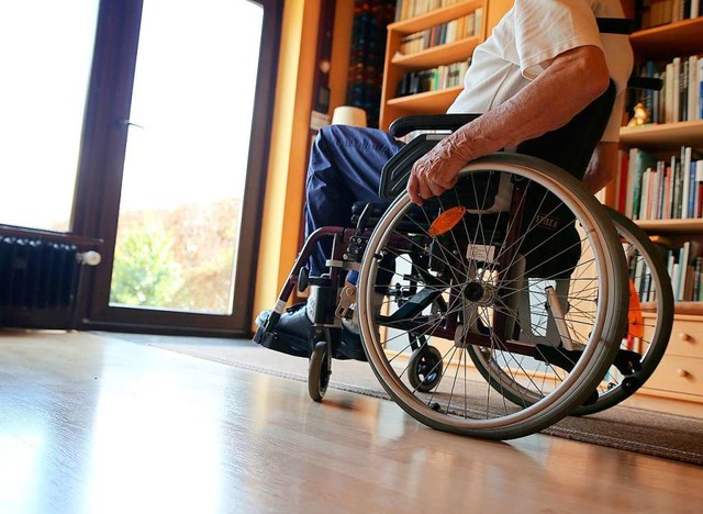 Manche Menschen mit einer krperlichen Behinderung sitzen im Rollstuhl.  | Foto: Mascha Brichta