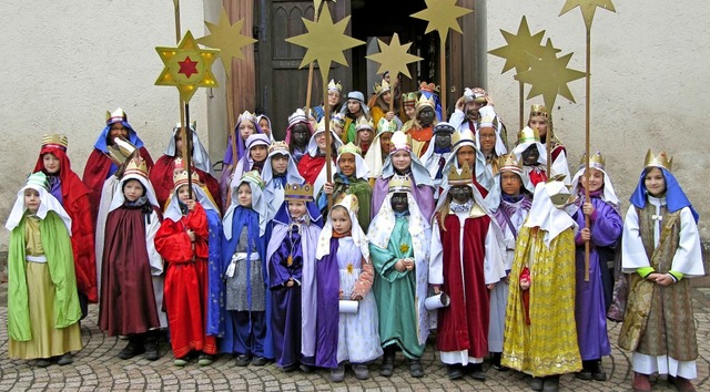 Sternsinger drngen sich im Jahr 2013 ...s herausfordert,  nicht geben knnen.   | Foto: Ruth Seitz