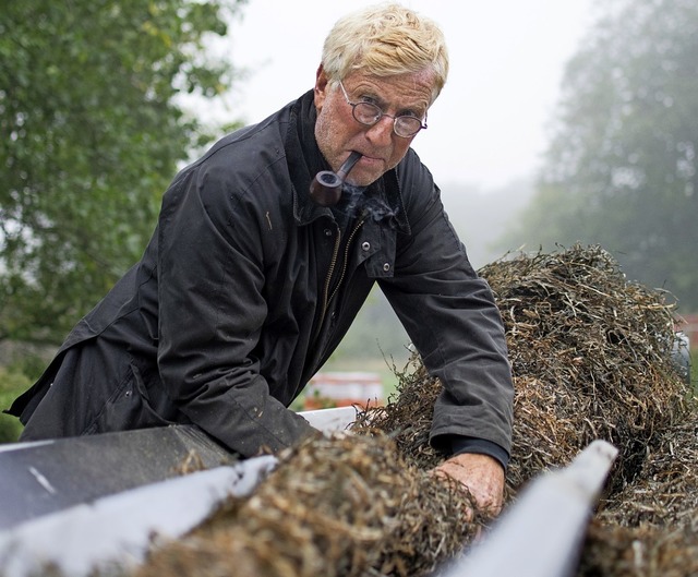 Arbeiten mit Seegras: Dachdecker Henni...nfangs vor einem Rtsel, wie das geht.  | Foto: Anna-Theresa Bachmann