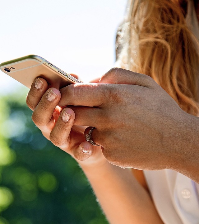 Manchmal hilft schon ein Telefongespr...r alle, sie  sich aussprechen wollen.   | Foto: Christin Klose