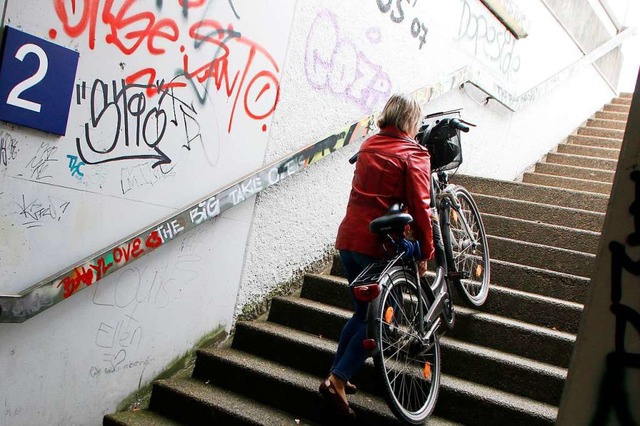 Radfahrer und Rollstuhlfahrer haben es am Friesenheimer Bahnhof schwer.  | Foto: Heidi Fel